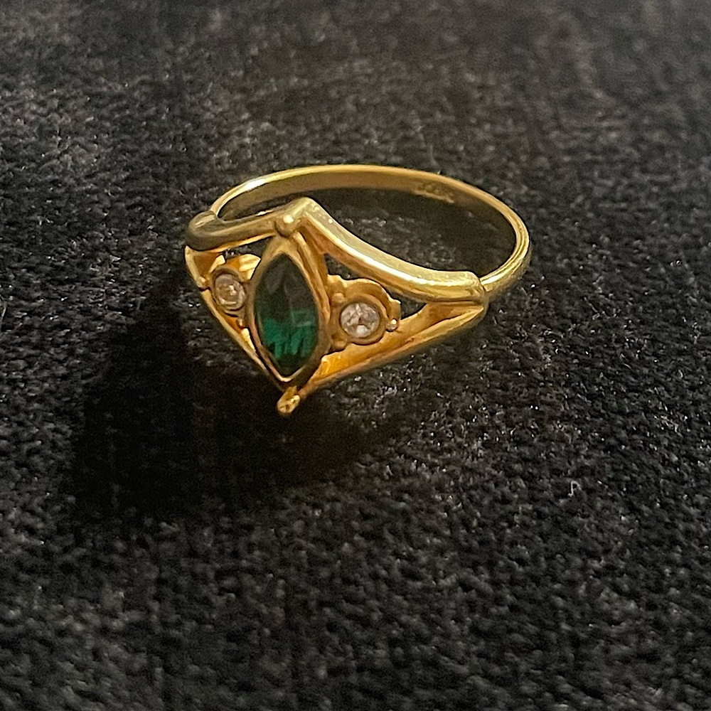 Avon EMERALDESQUE Cocktail RING Gold Tone Marquise Cut 1990s vintage